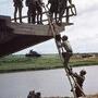 A l'ouest de Nam Định, Indochine (Viêtnam), mai 1954 - © Robert Capa – International Center of Photography, New York / Magnum Photos 