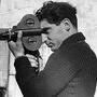 Robert Capa photographié par Gerda Taro en 1937 