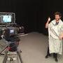 Christophe Chauvin fait des tests de moirage sur les costumes de laquais d'Isabelle Pannetier 