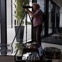 Antoine Héberlé testant une lunette de visée Leica - Photo Jean-Noël Ferragut 