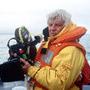 Jacques Perrin tenant un Caméflex sur le tournage de la séquence de la tempête du "Peuple migrateur" - Photo Mathieu Simonet 