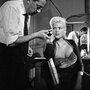 Albert Schimel mesure la lumière sur le visage de Jayne Mansfield - Emission de François Chalais Cinépanorama (1960) - Photo Daniel Fallot (INA) 