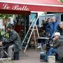 L'équipe en tournage au Balto à Montmorency - A gauche à l'œilleton, François Adler, et, à droite de l'escabeau, Malik Chibane (...) 