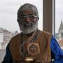 Sunny Joseph, "Angénieux Guest of Honor Trophy" in hands, in Pierre Andurand's office - Photo Caroline Champetier 