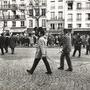 Cinéma direct lors d'une manifestation en 1966 - Jimmy Glasberg caméra Auricon à l'épaule reliée par un fil au magnétophone et un (...) 