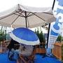 Parasol abritant un parapluie bleu CST et/ou moquette - Photo Jean-Noël Ferragut 