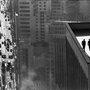 René Burri – Hommes sur le sommet d'un toit, Sao Paulo, 1960 - Magnum Photos 