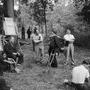 Jean Renoir, assis à gauche, et Jean Bourgoin, debout à droite tête relevée, sur le tournage de "La Marseillaise" - Photo Sam Lévin - (...) 