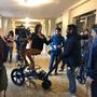 Jeanne Lapoirie réglant un plan caméra sur dolly - A droite : Ugo Villion, en arrière-plan, Camille Bonin et Fabrice Camoin - Photo Eliph-Willow - (...) 