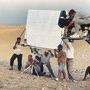 John Davey en Egypte, près des pyramides, avec Robert Urich, acteur américain 