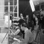 Scipte homme, au 1er plan, sur le tournage d'un film de René Clair au début des années 1930 - Collection Cinémathèque française 