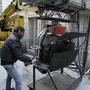 Montage par un technicien de Panalux du projecteur télécommandé sur la nacelle dans la cour - Photo Vincent Jeannot - (...) 
