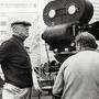 Jacques Tati sur le tournage de "Playtime", en 1967, au côté d'une caméra Mitchell 65 mm 