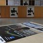 Une affiche esseulée dans une salle de presse désertée - Photo Jean-Noël Ferragut 