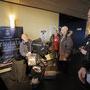 Maurice Fellous vante avec humour les mérites d'une antique Debrie Super Parvo - Photo Lubomir Bakchev / AFC - Micro Salon 2014 
