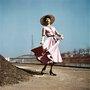Un mannequin habillé en Dior sur les quais de la Seine, Paris, 1948 - © Robert Capa – International Center of Photography, New York / Magnum Photos 