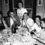 Repas d'étudiants - Charles Bitsch, veste grise, entouré de Parvanne Saberi, à sa droite, Pierre Lhomme, Yann Le Masson et sa compagne, et, (...) 