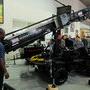 Un machiniste de Panavision Londres à l'œuvre... - En arrière-plan, François Tille, Patrick Leplat et Jean-Claude Larrieu - Photo Jean-Noël (…) 