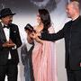 Preity Zinta et Emmanuel Sprauel remettant à Santosh Sivan un Angénieux Optimo Prime 24 mm gravé à son nom - Photo Pauline Maillet 