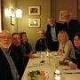 Une tablée très British - De g. à d. : Chris Menges, Oona Menges, Judy Menges, Alan Barker, John de Borman et Richard Andry, debout, Joan Churchill (...) 