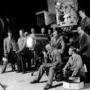 Tournage d'"Une question de vie ou de mort" - Michael Powell, assis au centre, Jack Cardiff, derrière lui sous une caméra tripack (...) 