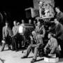 Tournage d'"Une question de vie ou de mort" - Michael Powell, assis au centre, Jack Cardiff, derrière lui sous une caméra (...) 