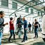 Marc Engels, dans un geste quasi chorégraphique, sur le tournage de Tueurs, en 2017 - Photo Gaëtan Chekaiban 