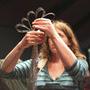 Et pendant ce temps-là, une projectionniste rassemble des boucles - Photo J Jeannet 