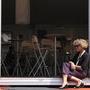 Jeanne Labrune, présidente de l'ARP, se reposant dans l'encadrement de la porte du pavillon AFC-CST - Photo JJ Bouhon 