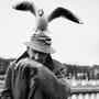 L'homme et la mouette : jardin du Luxembourg, Paris, 1998 - Photo François Lartigue - Galerie Binôme 