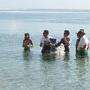 Tournage en bord de mer sur "Belle comme la femme d'un autre" - A droite en chemise blanche, Gilles Henry - DR 