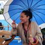 Myriam Guedjali sous le parapluie - Photo Jean-Noël Ferragut 