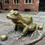 Une des huit grenouilles entourant la fontaine surmontée de la statue du flotteur jouant du violon - Photo Katarzyna Średnicka 