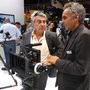 Alain Boutillot, à gauche, discute d'accessoires Arri avec un membre de l'équipe - Photo Vincent Jeannot - IBC 2012 