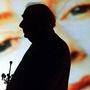 Claude Chabrol devant le visage d'Isabelle Huppert - Festival de San Sebastian, 2003 Photo Pablo Sanchez 