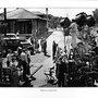 Alfred Hitchcock, au centre, et une partie de son équipe sur le tournage, à Santa Rosa (Californie), de "L'Ombre d'un doute", (...) 