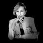 Andrée Putman, verre de contraste Harrison en guise de collier - Photo DR 