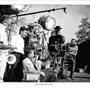 Lucien Ballard, chapeau blanc sur le tête, et Sam Peckinpah, assis, sur le tournage de "Coups de feu dans la Sierra", en 1962 - Our (...) 