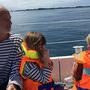 Matthieu à la barre de son bateau, à Chausey, avec sa fille Madeleine et Anatole Chevrin, août 2015 