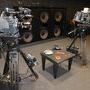 La Sony F65 Mini, à gauche, standard, à droite et les pièces fabiquées, en orange, sur la table basse - Photo Françoise Noyon 