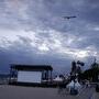 Vol plané du soir dans le ciel tourmenté du Cinéma de la Plage - Photo Jean-Noël Ferragut 