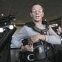 Curt Schaller attache le harnais du stabilisateur Sachtler Artemis - Photo Vincent Jeannot - AFC 