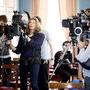 Claire Mathon et les deux caméras, dont une équipée d'un zoom Optimo - DR 