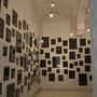 "Les Images noires" – Christian Boltanski (1995) - Verre, feuilles Canson® noir, cartons de fond gris, "cadres" en ruban (…) 