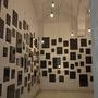 "Les Images noires" – Christian Boltanski (1995) - Verre, feuilles Canson® noir, cartons de fond gris, "cadres" en ruban adhésif (...) 