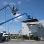 HMI and black frame hanged under two cherry pickers - DR 