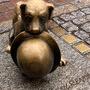 Chien au chapeau melon dans une rue de Toruń - Photo Richard Andry 