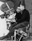 Sur le tournage de " Pierrot le fou " - <p>Ci-dessus, Jean-Luc Godard et Raoul Coutard derrière la caméra Mitchell BNC</p>
<p>En haut, des rampes de floods au plafond, base de la lumière de Raoul Coutard (photos Georges Pierre)</p>