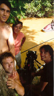 L'équipe image au bord du fleuve - De bas en haut et de gauche à droite, Grégoire de Calignon, David Chambille, Claude Garnier et Jérémy Stone<br class='manualbr' />Photo Marc Barrat