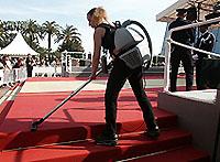 Festival de Cannes 2003 Nettoyage des marches, aspirateur sur le dos
